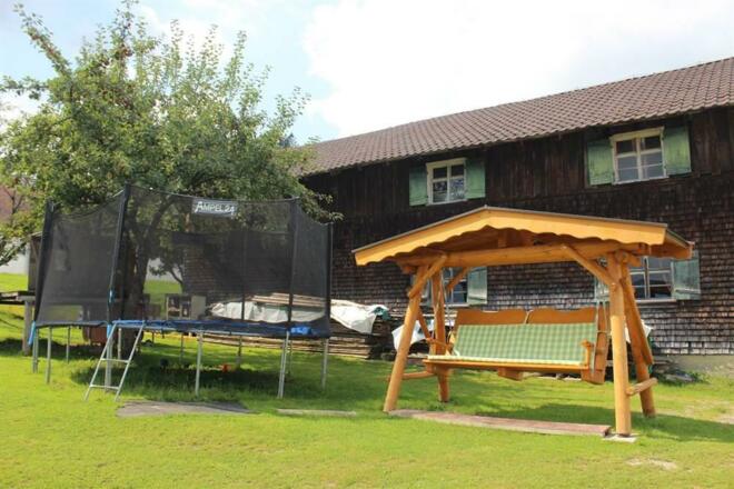 Hollywoodschaukel und Trampolin