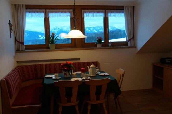 Esstisch mit Blick in die Allgäuer Berge