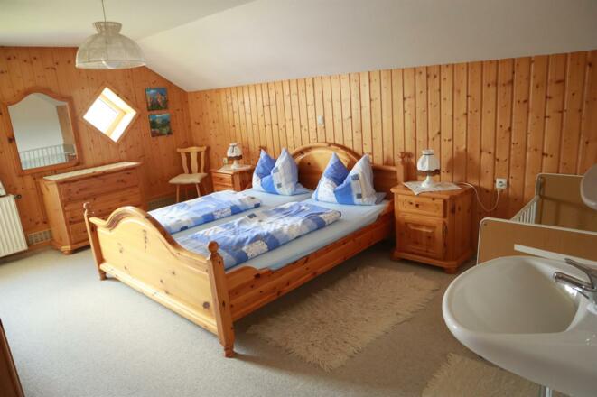 Schlafzimmer mit Doppelbett