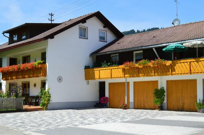 Garagen und Parkplatz