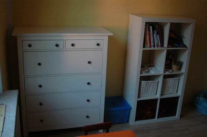 Kinderzimmer: Kommode und Regal mit Spielzeug