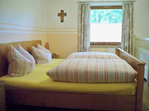 Schlafzimmer Ferienwohnung mit Balkon