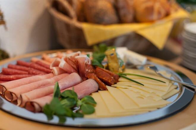 leckeres Frühstücksbuffet mit regionalen Produkten