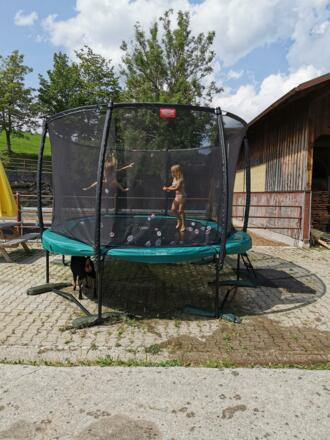 Trampolin mit Wasserbomben