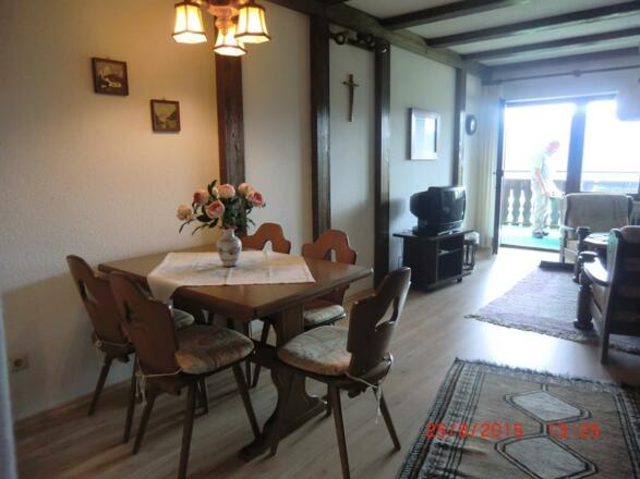 Wohnzimmer und Balkon