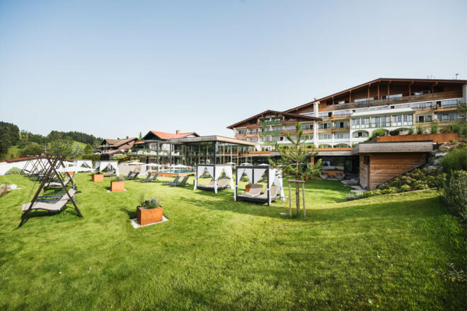 Rosenalp Hotelgarten mit Liegewiese