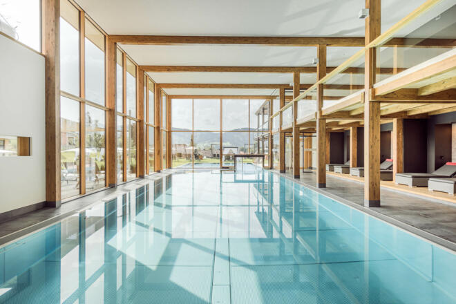 Schwimmbad mit Außenpool im Rosenalp Spa