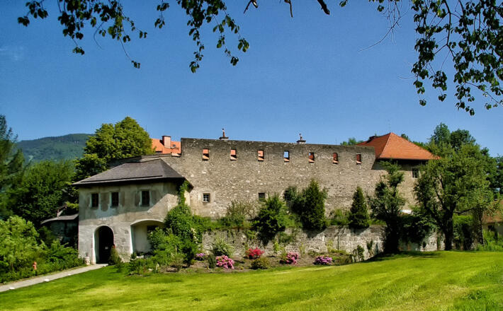 Burg Gruttenstein im Sommer
