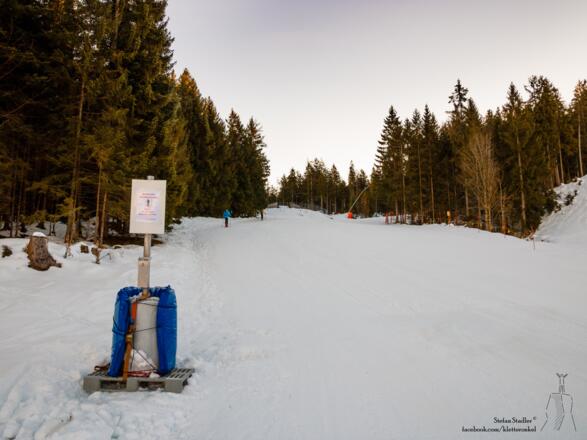 Spendenbox für Park- und Pistengebühr am Beginn der Familienabfahrt
