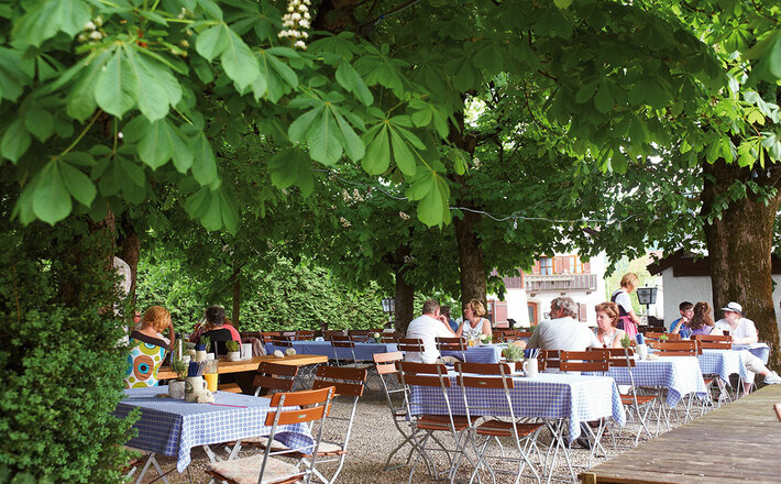 Der schattige Biergarten des Altwirts Piding