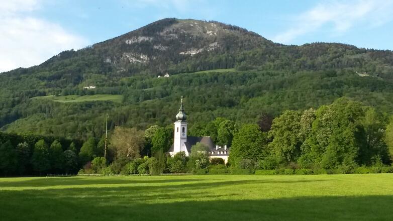 Gaisberg im Vordergrund Pfarrkirche Aigen