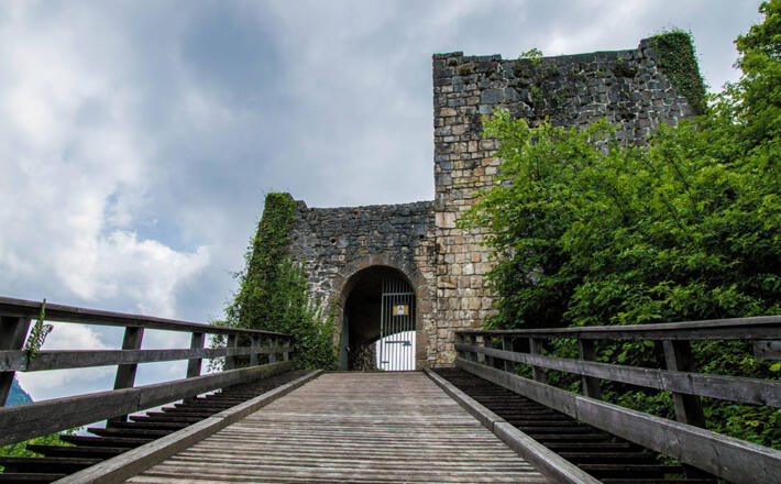 Eingang zur Plainburg durch den Torturm