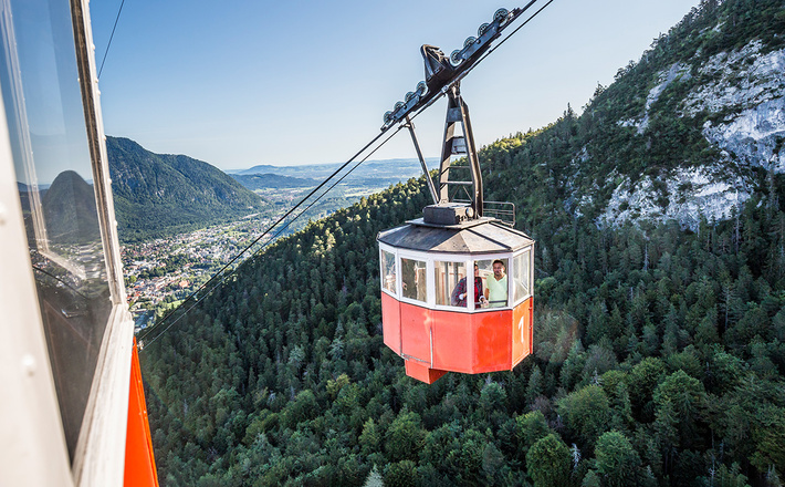 Die Predigtstuhlbahn hoch über der Alpenstadt Bad Reichenhall