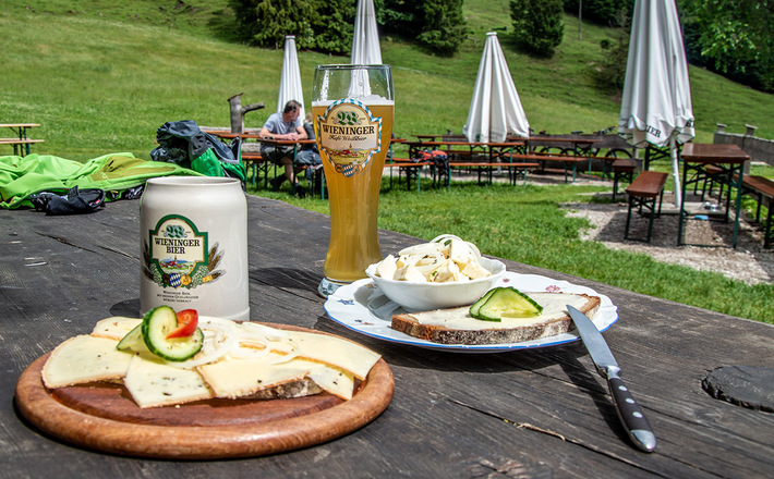 Brotzeit auf der Höllenbachalm mit selbstgemachtem Käse
