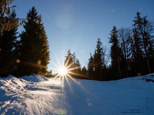 am Rand der flachen Piste der Sonne entgegen