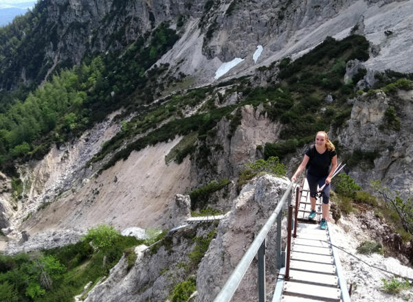 Steil führen die Stiegen über den Fels.