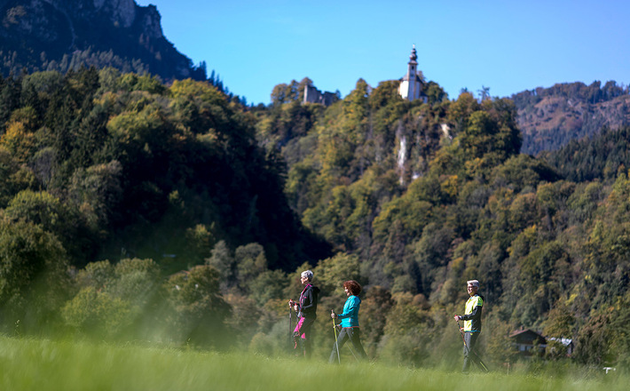 Wanderer vor der Pankrazkirche