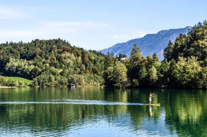 Ein Stand Up Paddler auf dem Thumsee
