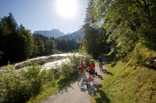 Blick auf Radler und Fluss bei Lofer