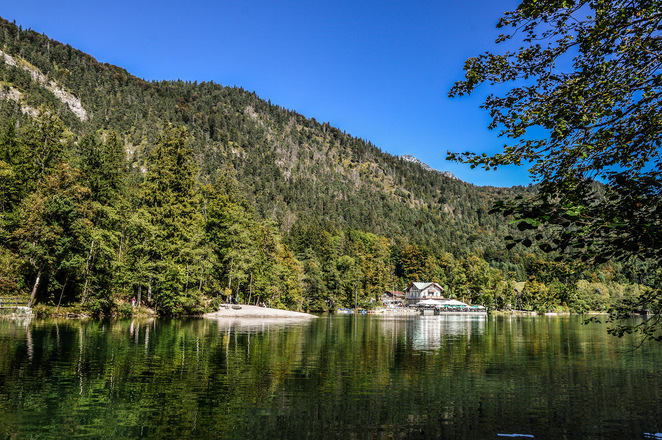 Blick vom anderen Ufer des Thumsees zum Seewirt