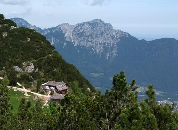 Die Almhütte Schlegelmulde zwischen Predigtstuhl und Hochschlegel kommt in Sicht.