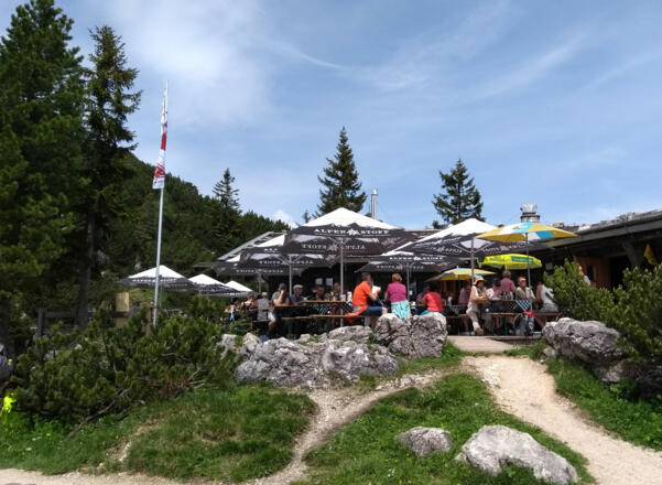 Die gemütliche Terrasse vor der Almhütte.