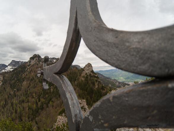 durch das Gipfelkreuz auf der Hexennase