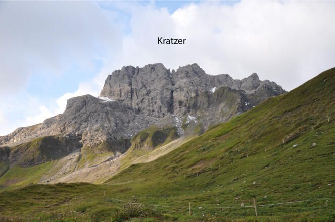 Kratzer (2.427 m) aus Hauptdolomit der Lechtal-Decke, darunter und davor Allgäu-Formation der Allgäu-Decke