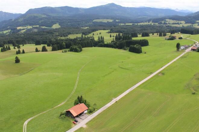 gelegen an einer wenig befahrener Straße