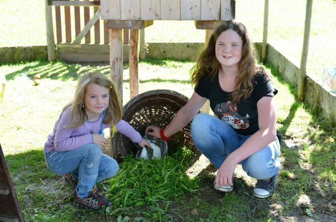 Lea und Sarah bei den Hasen