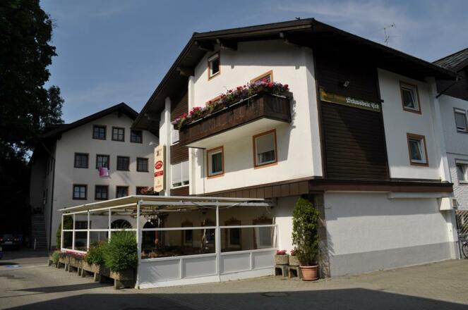 Hausansicht mit Terrasse