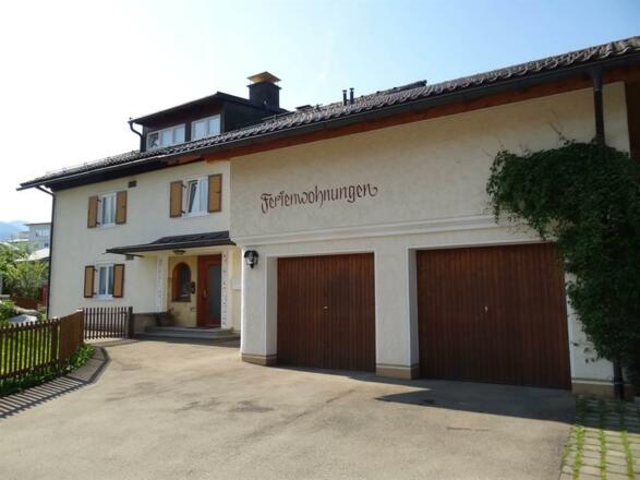 Hausansicht mit Parkplatz