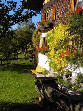 Ostseite mit Hausbank