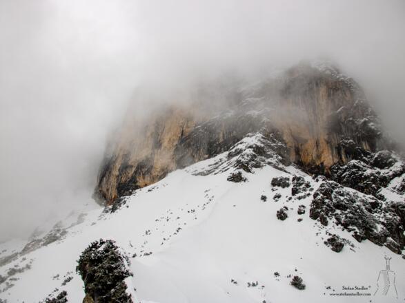 Am Fuße der Südwand, rechts des Kammes ist das Skitourenziel.