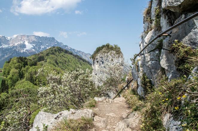 Stahlseile sichern den Weg auf den Kleinen Barmstein, im Hintergrund der große Barmstein