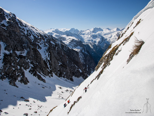 Extrem steil geht es vom Hochgschirr auf das Hohe Laafeld.