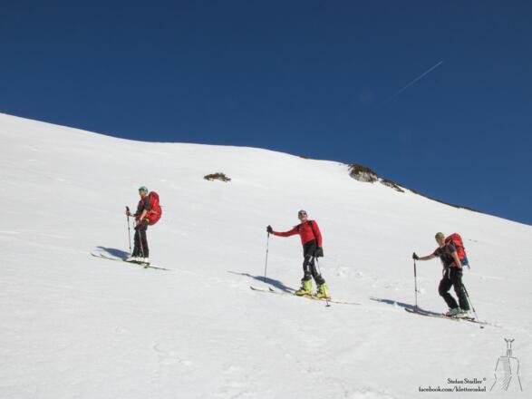 Aufstieg am breiten Hang