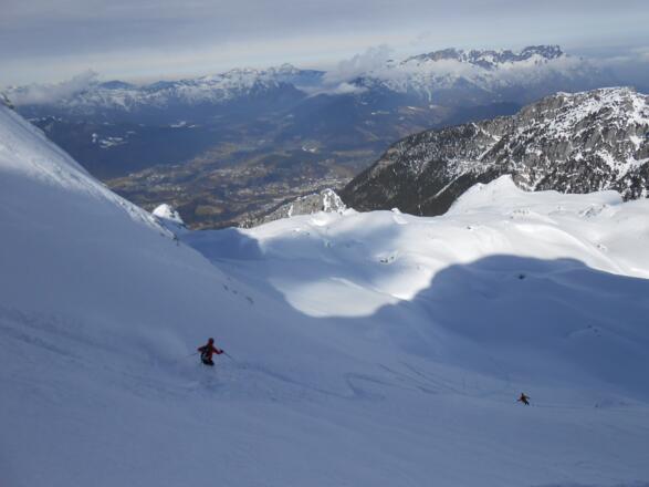 Abfahrtsgenuss entlang des Anstiegs, rechts der Kehlstein, dahinter der Untgersberg