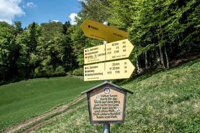 Wegweiser am Fuß der Barmsteine