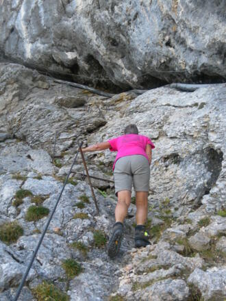 Versorgungsleitungen am Felsfuß