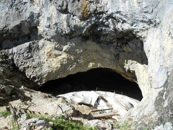 Der Eingang der Schellenberger Eishöhle, hier nicht rechts ansteigen!