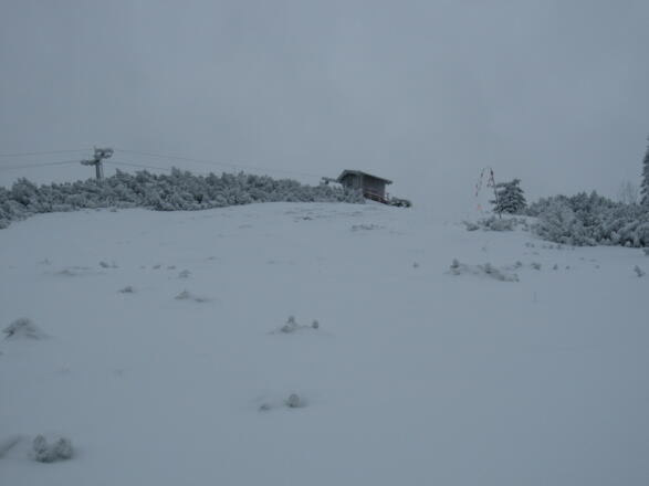 Gipfelhang mit Bergstation Schlepplift (ausser Betrieb)