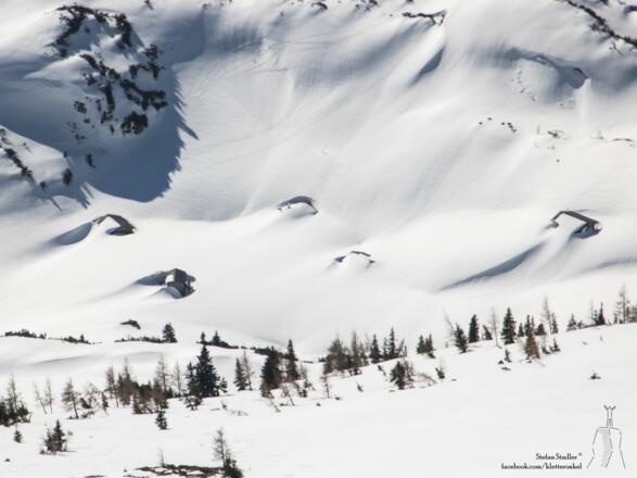 eingeschneite Almhütten