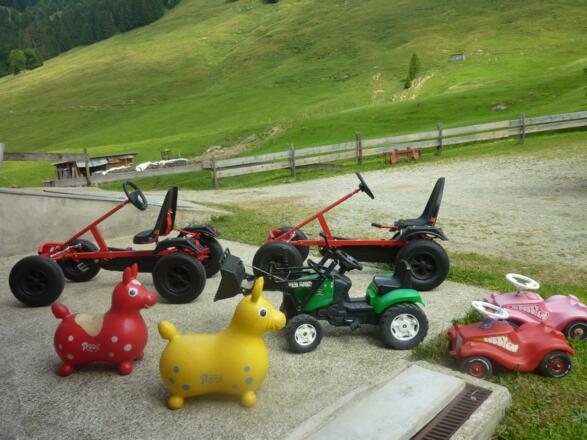 Spiel und Fahrgeräte am Hof