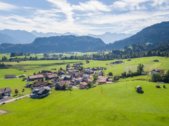 Bolsterlang mit herrlichem Blick auf die Allgäuer Bergkulisse