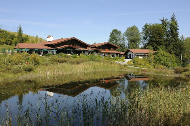 Wer das Besondere sucht, findet hier inmitten des Grüns einen stilvollen Rahmen für seine Feierlichkeiten.