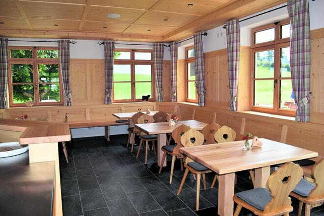 Gemütliche Brotzeitstube im heimischen Stil