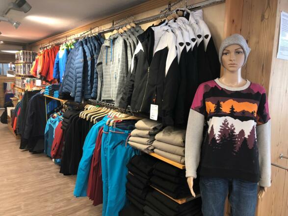 Auch Freizeitbekleidung gibt es im Shop