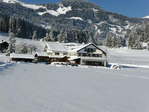 Die Langlaufloipe beginnt direkt vor dem Haus