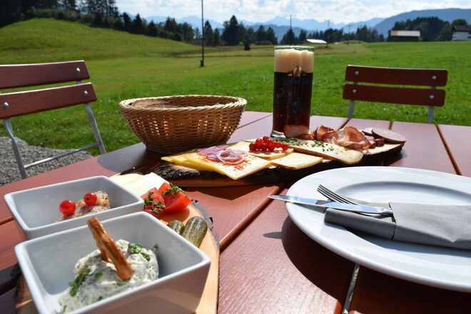 Brotzeit mit Aussicht auf die Berge